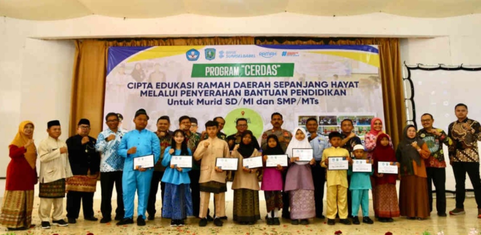 Melalui Program Cerdas, Pemkab Belitung Salurkan Bantuan untuk 995 Pelajar Kurang Mampu