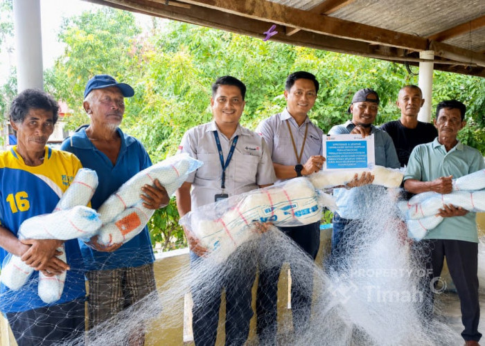 Dongkrak Hasil Tangkapan, PT Timah Salurkan Jaring Ikan ke Nelayan Desa Sawang
