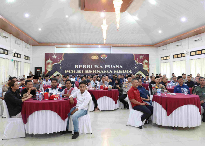 Pererat Keakbaran, Polda dan Media Bagi-Bagi Takjil dan Bukber