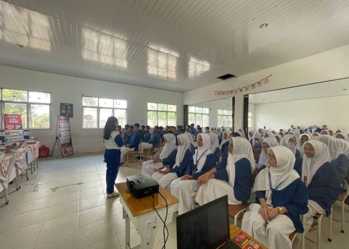 Safety Riding Goes to School: Honda Babel Edukasi Siswa SMA Negeri 2 Sungai Selan