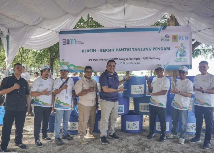 Dukung Pariwisata Belitung, PLN Salurkan Bantuan Tempat Sampah di Pantai Tanjung Pendam