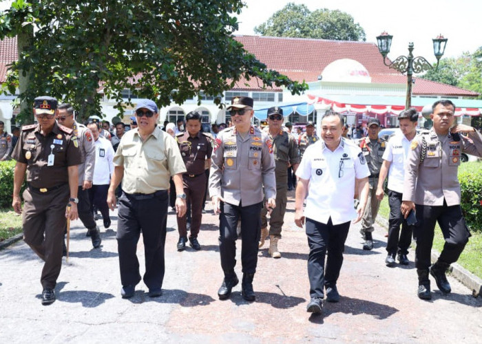 Pantau Sejumlah TPS, Kapolda Babel Pastikan Pilkada Pangkalpinang dan Bangka Aman Kondusif