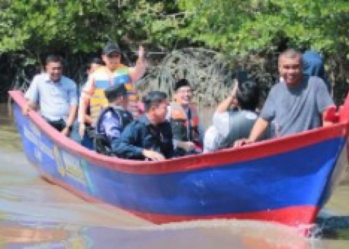 Pemkab Bangka Tengah Serahkan Bantuan Kapal dan Alat Tangkap Kepada Nelayan Kurau