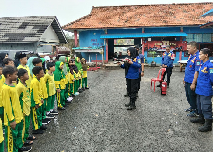 Belajar Cegah dan Atasi Kebakaran, Siswa SDIT Pelita Alam Pemali Kunjungi Damkar Bangka