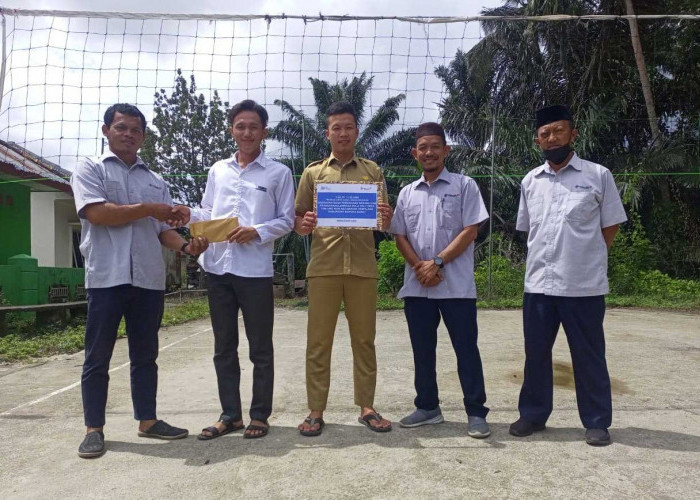 PT Timah Tbk Serahkan Sarana dan Prasarana Olahraga di Desa Nyiur