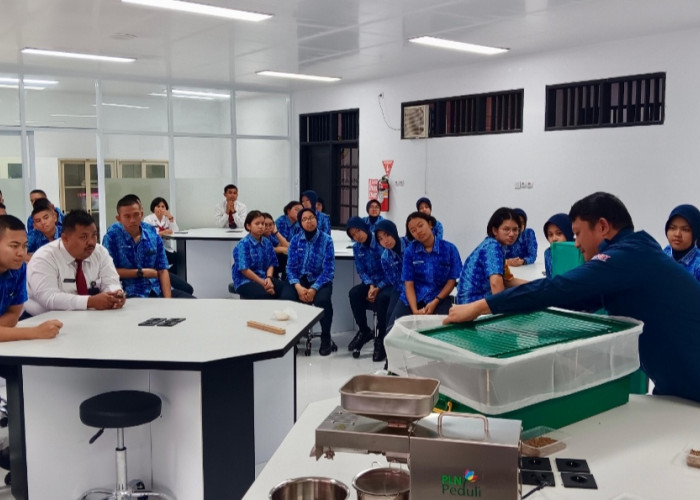 Siapkan SDM untuk Transisi Energi, PLN dan IT PLN Beri Pelatihan Energi Terbarukan Bagi Siswa SMA