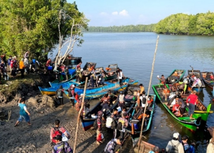 Strike... Serunya Lomba Mancing Udang di Sungai Kayu Arang ala UBB