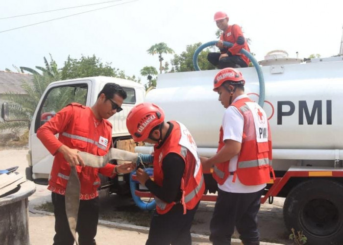 Sinergi PMI dan Satpol PP Bangka Salurkan 15.000 Liter Air Bersih untuk Warga