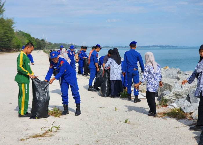 Bakti Sosial, Polres Bateng Sapu Bersih Sampah Laut Pantai Kebang Kemilau