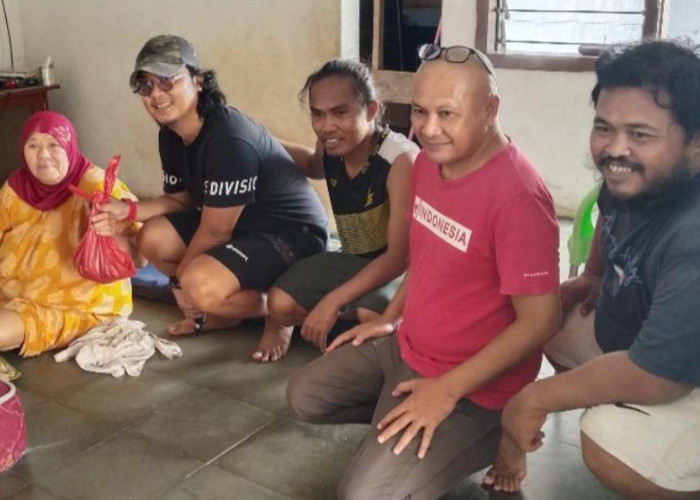 PWI Basel dan PT Timah Bagikan Daging Sapi Kurban ke Warga 