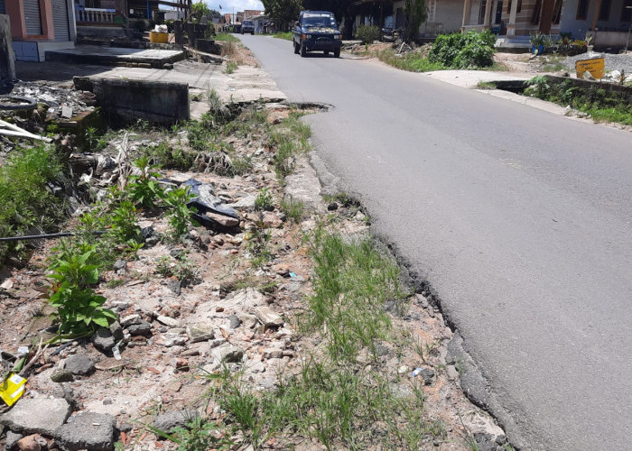 Meski Raih ADWI, Jalan Desa Perlang Masih Rusak Parah, Ini Upaya Kades Ronie 