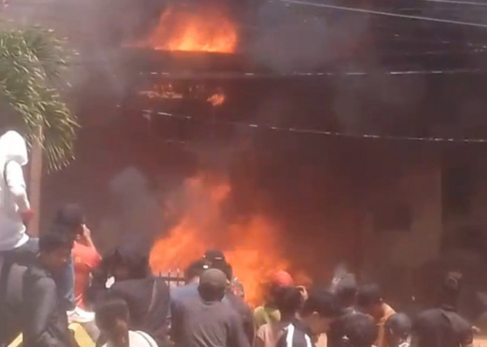 Kantor PT Timah di Gantung Dibakar Massa Penambang