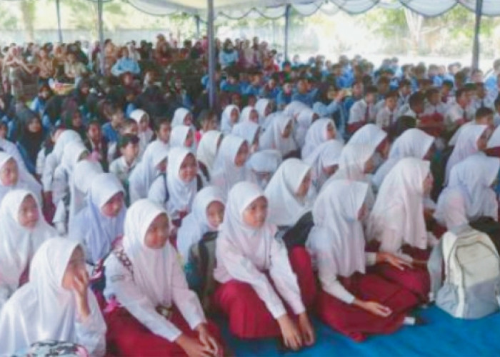 Wabup Bangka Tengah Jadi Tokoh Inspiratif pada Acara Penutupan MPLS SMPN 2 Sungaiselan