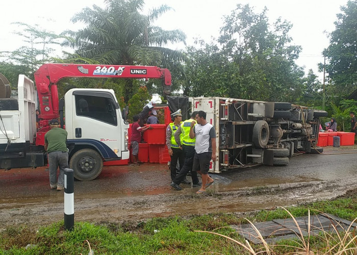 Ini Diduga Penyebab Truk Bermuatan 5 Ton Udang Terguling di Jalan Air Belo