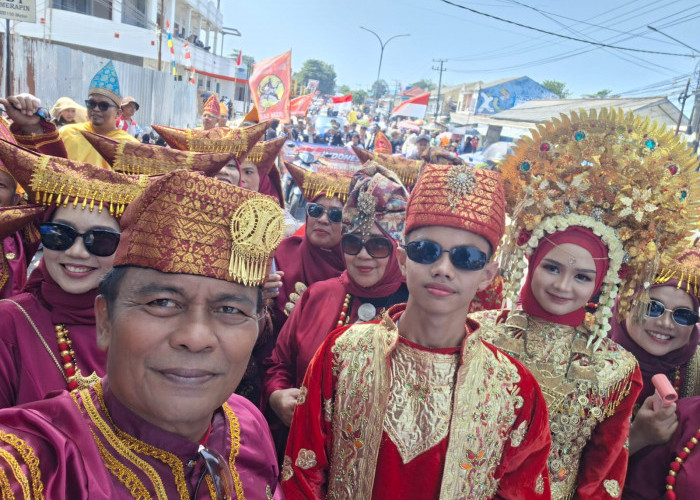 Perkenalkan Budaya Minang, IKMB Ikut Meriahkan Pawai Karnaval HUT RI ke-81