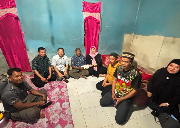 Peduli Akan Masyarakat Kurang Mampu, Baznas dan Debby Berikan Bantuan di Batu Betumpang 