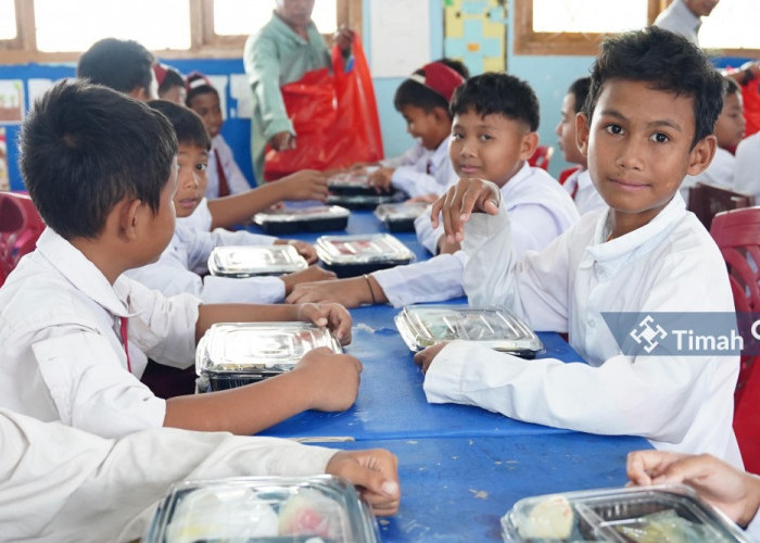 Gandeng HNSI Bangka, PT Timah Selenggarakan Program Makan Bergizi di SDN 04 Puding Besar