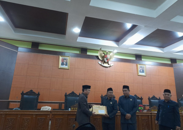 Sidang Paripurna, Bupati Bateng Sampaikan LKPJ 2022 dan 2 Raperda Ini