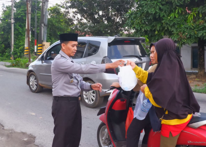 Berbagi Kebaikan di Bulan Ramadan, Lapas Narkotika Pangkalpinang Bagikan Takjil kepada Masyarakat 