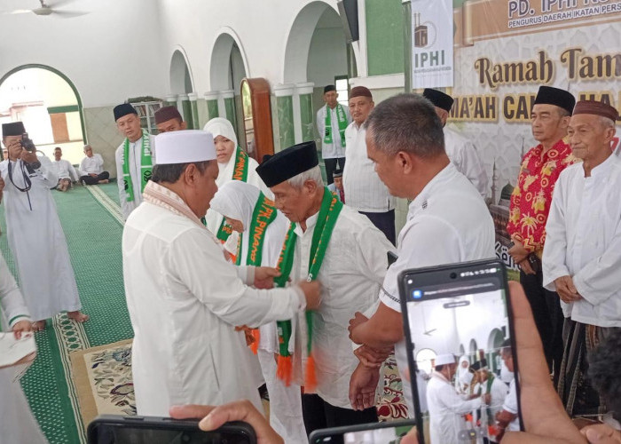 ​Pangkalpinang Lepas 291 Calon Jemaah Haji 1447 H, Wako Udin Pesan Jaga Kesehatan dan Fokus Ibadah