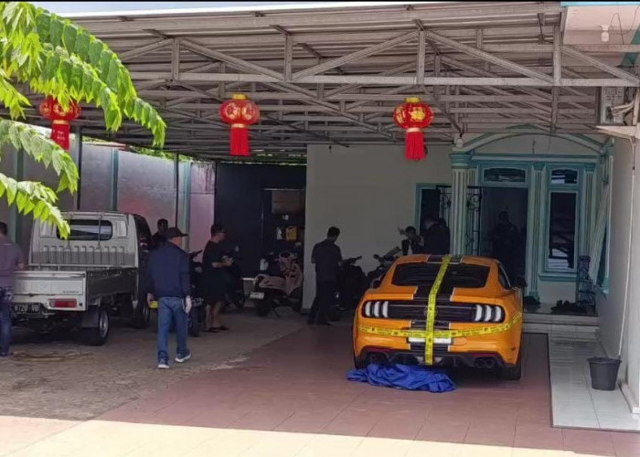 Bareskrim Polri Geledah Rumah Bos AS di Kaposang, Tampak Mobil Mewah Dipasang Garis Polisi
