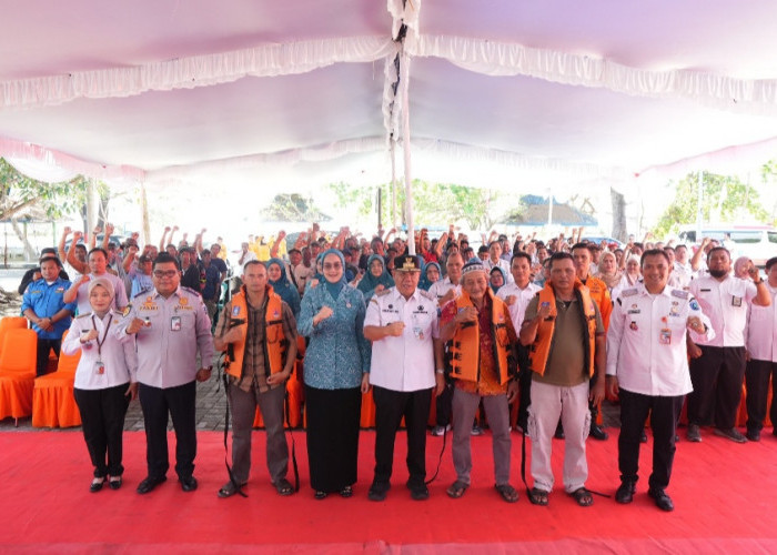 Pasang Life Jacket ke Nelayan, Gubernur Hidayat Arsani Tekankan Budaya Siaga Bencana