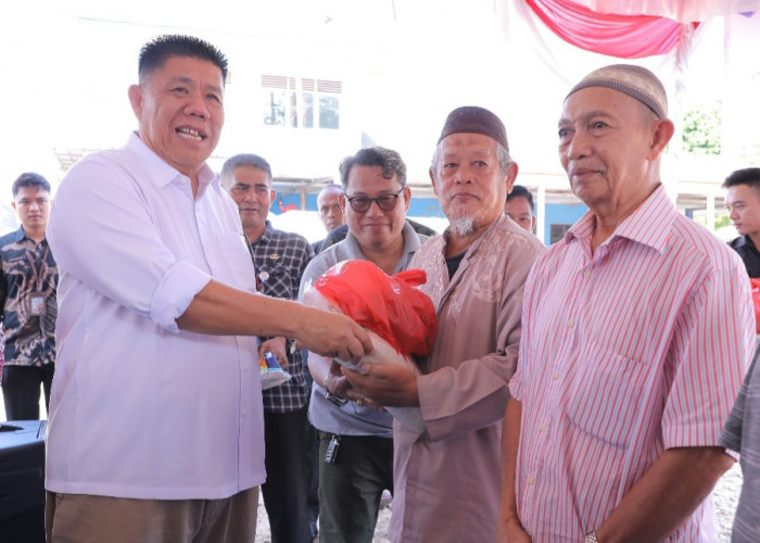 Gubernur Babel Hidayat Arsani Buka Pasar Murah dan Bagikan Sembako 
