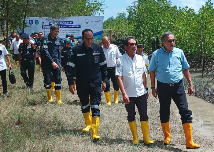 Dukung Ekonomi Biru, Menteri KKP Serahkan Dokumen PKKPRL ke PT Timah Tbk