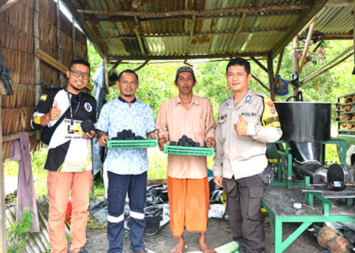 Kampung Kelapa di Kelurahan Jelitik Kembangkan Briket dari Tempurung Kelapa Jadi Sumber Ekonomi Baru