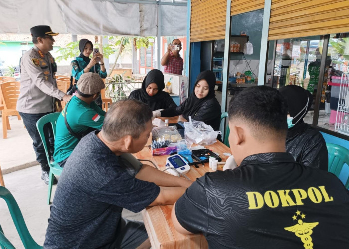 Polresta dan Polsekwas Pelabuhan Pangkalbalam Gelar Jumat Berkah, Warga Antusias Sarapan dan CKG