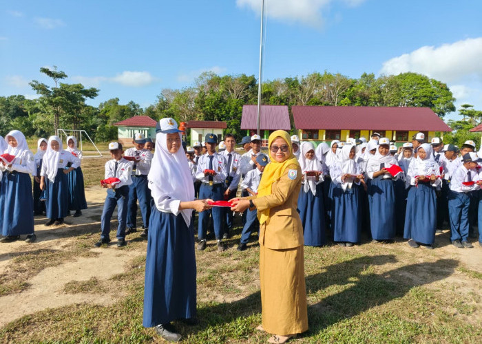 Tumbuhkan Rasa Cinta Tanah Air, Bakesbangpol Basel Bagikan Bendera Merah Putih ke Sekolah 