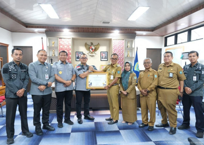 Dukung Perlindungan KI, Kemenkum Babel Serahkan KBKI kepada Bupati Belitung
