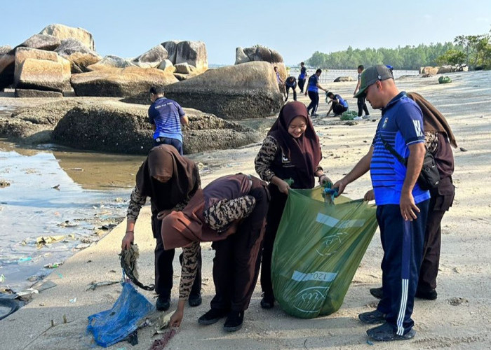 Polsek Toboali Bersama Stakeholder Gelar Aksi Bersih-bersih Pantai