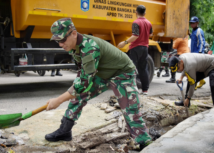 Pemkab Bersama TNI/Polri Bersihkan Sampah di Pasar Rakyat Mentok, Cegah Banjir dan Penyakit