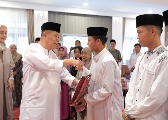 Safari Ramadan 1447 H : Gubernur Babel Hidayat Arsani Teguhkan Kepedulian, Serahkan Santunan dan Bansos