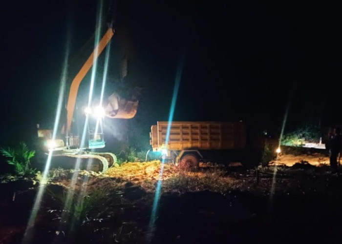 Berpacu dengan Cuaca Hujan, Satgas TMMD Lembur Sampai Malam Pemadatan Jalan 
