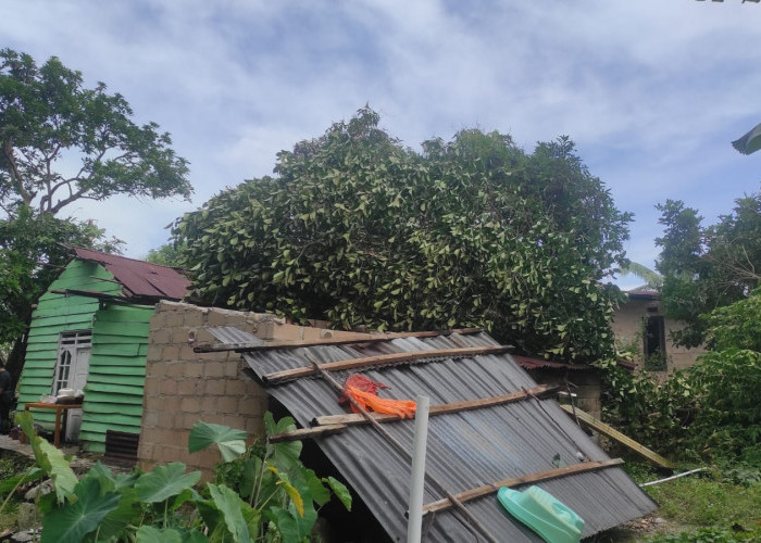 Dua Rumah di Mentok Asin Porak Poranda Dihantam Angin Puting Beliung