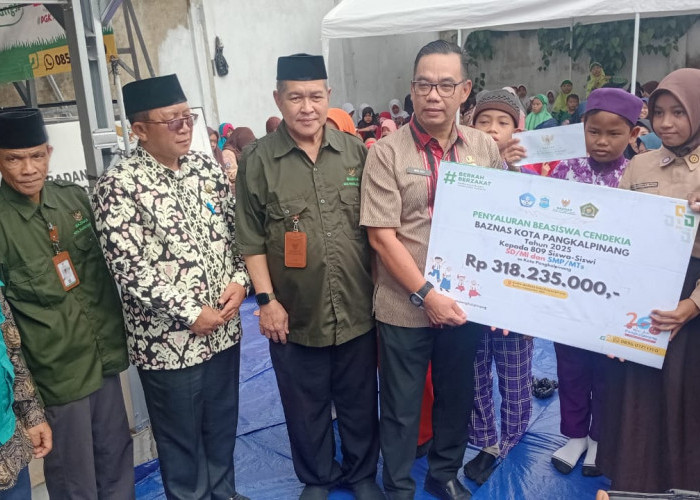 Sekda Mie Go Serahkan Simbolis Beasiswa Cendekia Baznas Pangkalpinang 2025