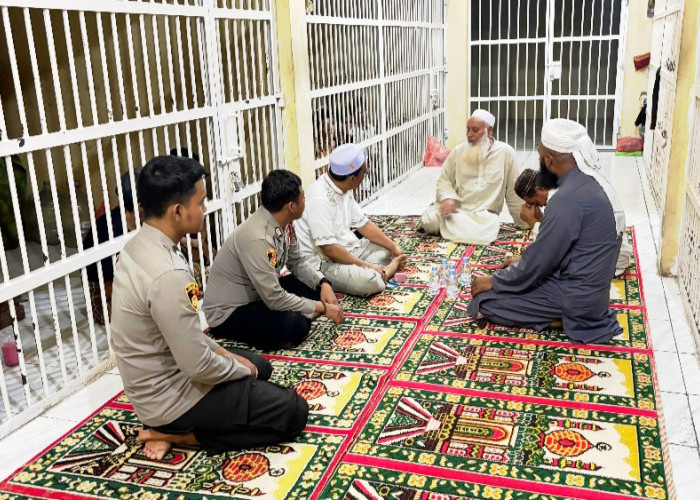 Biar Tobat, Tahanan Polres Bangka Barat Disiram Rohani