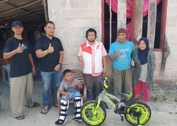 Peduli Anak Penyandang Cerebral Palsy, Anggota DPRD Bangka Yus Rizal Salurkan Sepeda BMX dan Sepatu AFO