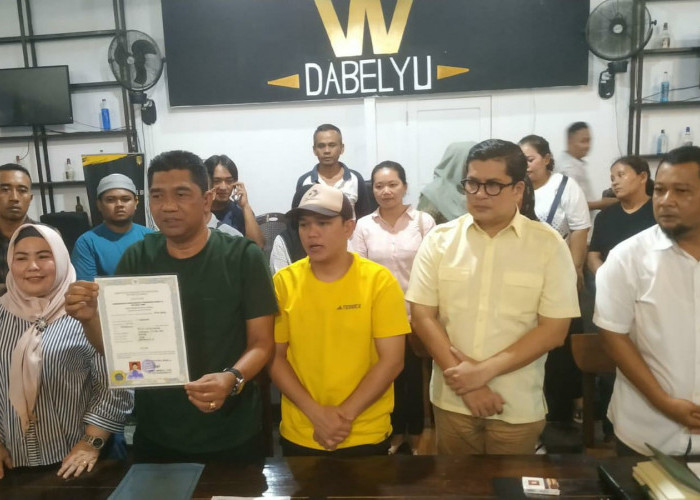 Rato Tunjukkan Ijazah, Lawan Penetapan KPU Bangka, Ancam Laporan Pidana
