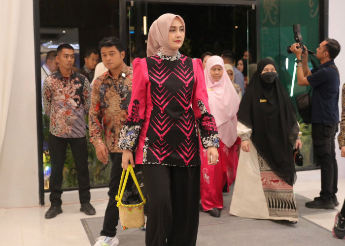 Kenakan Batik Kater, Noni Hidayat Arsani Ikuti Gala Dinner di IKN