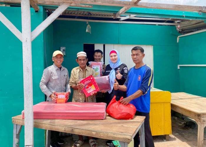 Debby Berikan Bantuan ke Warga yang Terdampak Musibah Angin Puting Beliung di Sadai 