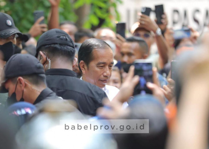 Presiden Jokowi Bagikan Bansos di Pasar Muntok