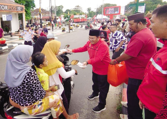 Bagikan Takjil ke Warga, PDIP Basel Tebar Semangat Berbagi untuk Sesama