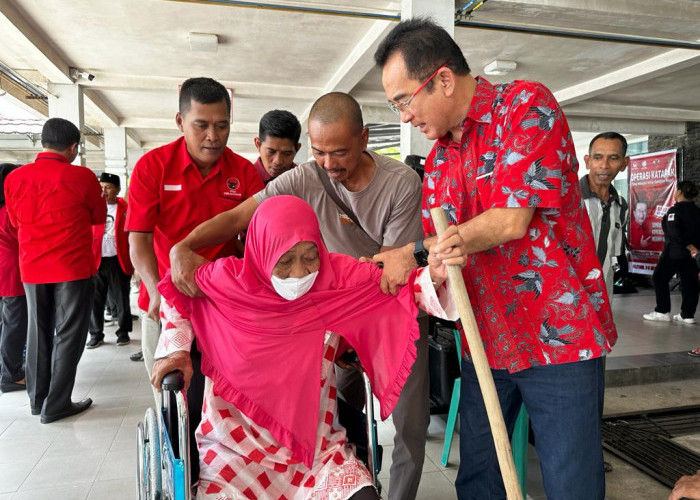 Gotong Royong Rudi Center dan PDIP Sembuhkan Katarak Masyarakat Belitung