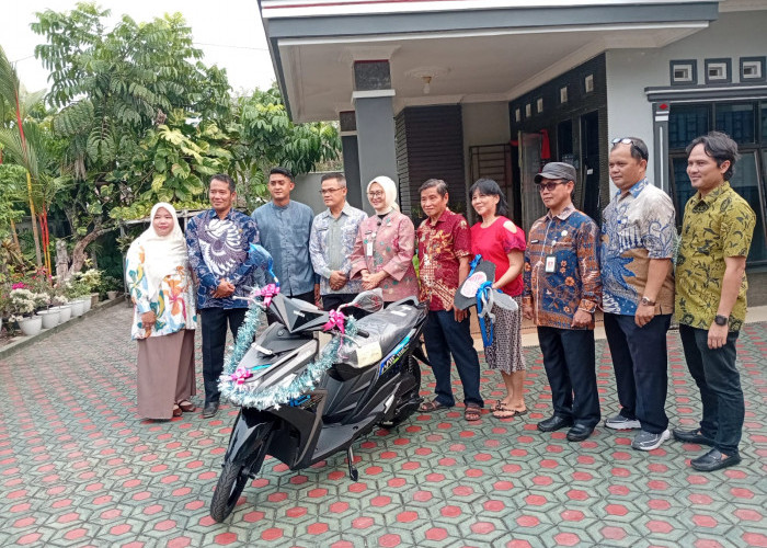 ​Wawako Cece Dessy Serahkan Hadiah Motor Gebyar Pajak 2026 kepada Warga Air Salemba