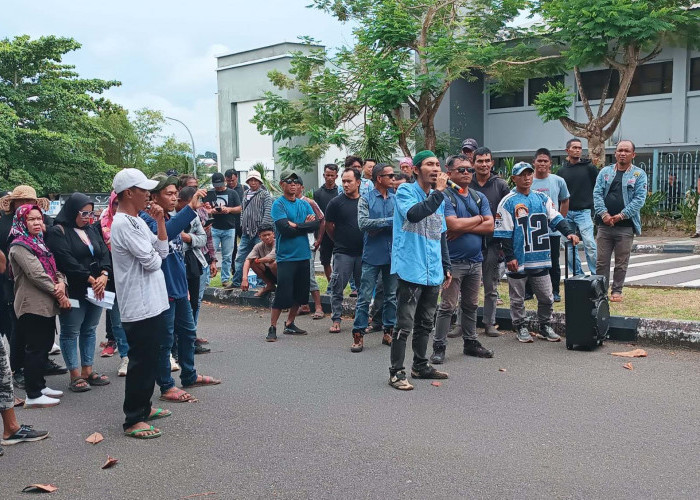 Puluhan Warga 8 Desa di Bangka Gelar Aksi di PT Timah, Ini Tuntutannya 