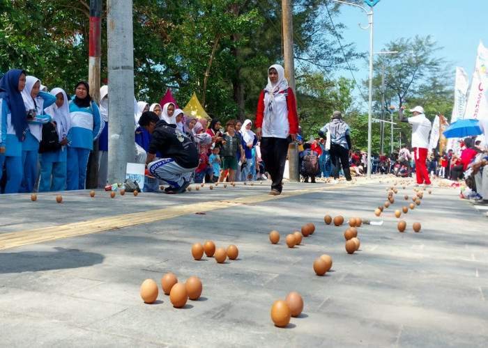 Amazing... 3.507 Butir Telur Berdiri di Pantai Pasir Padi, Rekor Dunia pun Pecah!
