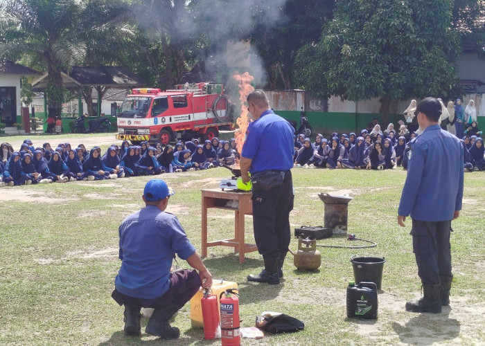Bekali Kesiapsiagaan, SMA Plus Bahrul Ulum Gelar Simulasi dan Penyuluhan Kebakaran